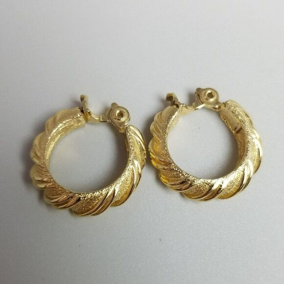 Vintage Monet Gold Tone Clip On Hoop Earrings, Spiral Texture Design, Signed - Picture 4 of 8